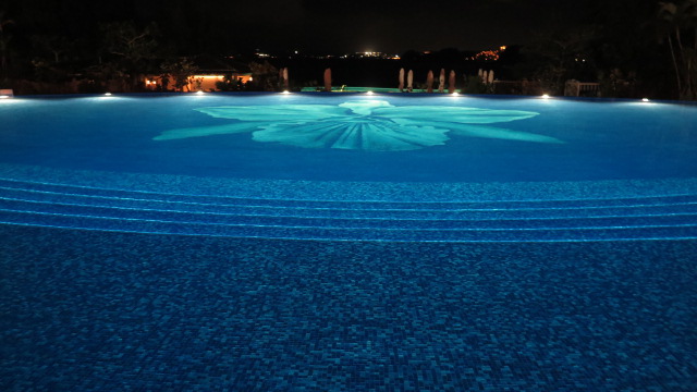 ハレクラニ沖縄 プール ナイトビュー