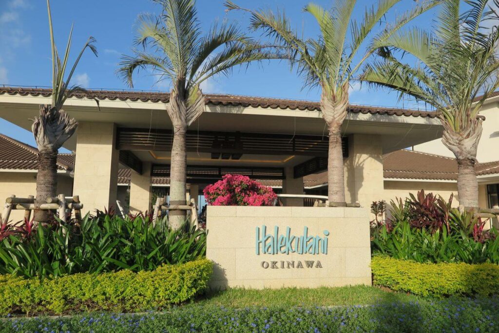 ハレクラニ沖縄 エントランス 外観