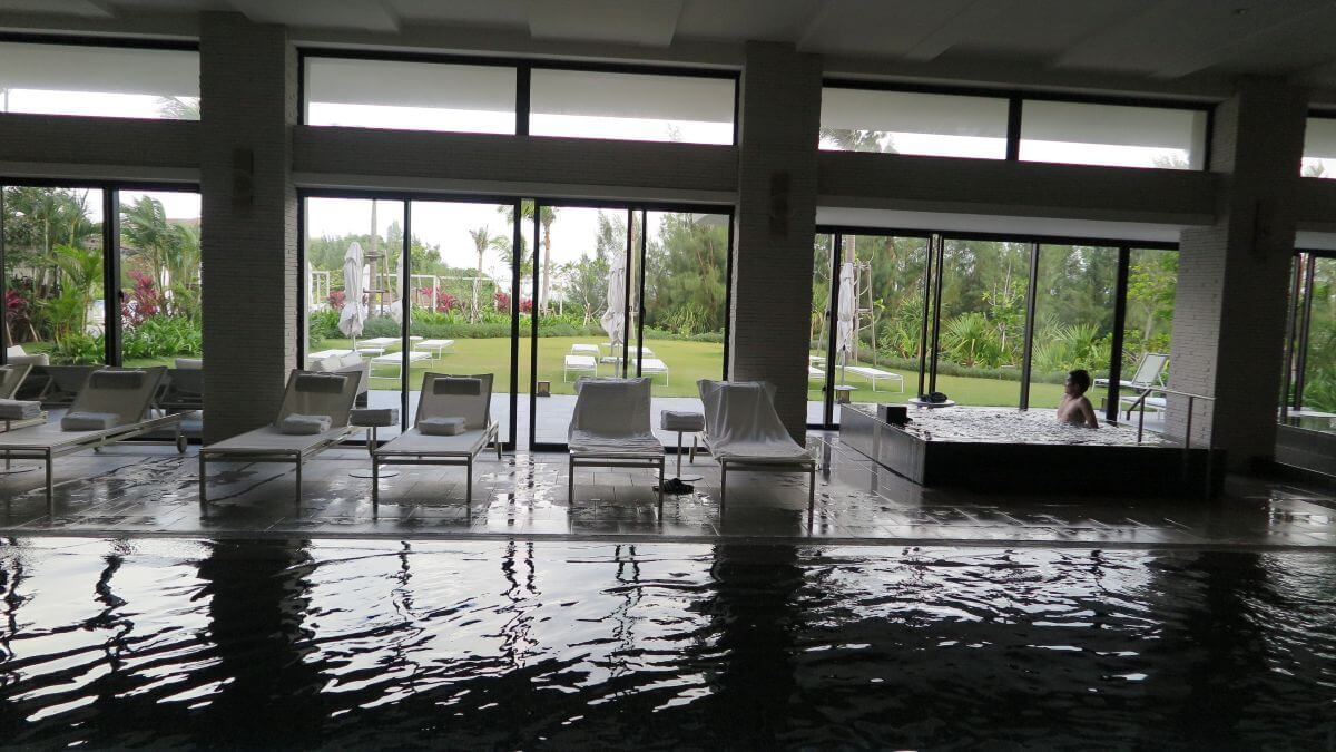 ハレクラニ沖縄 インドアプール ジャグジー 温泉