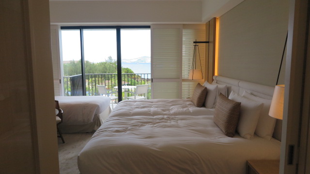 ハレクラニ沖縄 客室 全体 ベッド