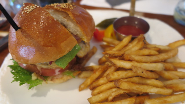 ハレクラニ沖縄 レストラン ハウスウィズアウトアキー ハンバーガー